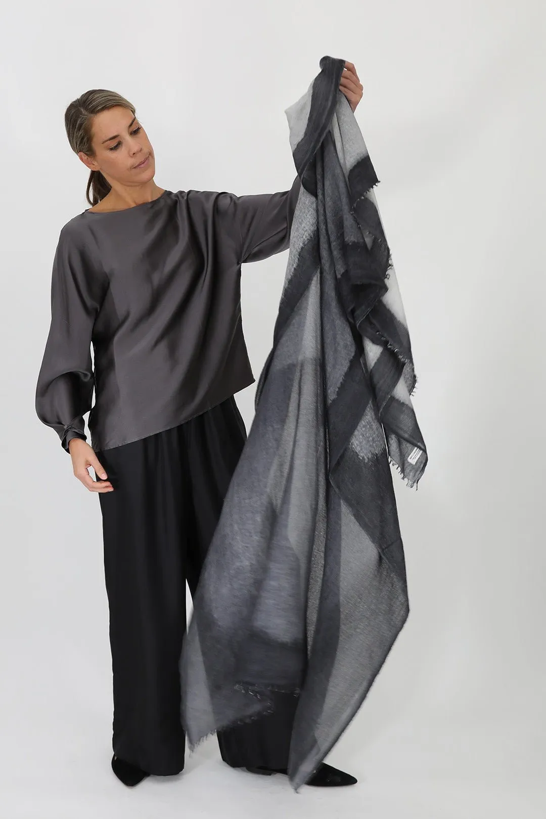 CHARCOAL SCARF IN HAND DYED CASHMERE